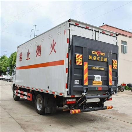 河南东风6.8米易燃液体厢式运输车 东风10吨拉甲醇运输车价格