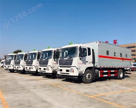 河南东风6.8米易燃液体厢式运输车 东风10吨拉甲醇运输车价格